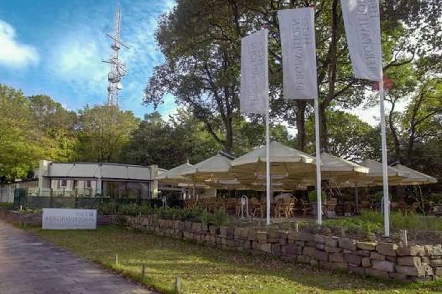 Terras en entree van Bergpaviljoen