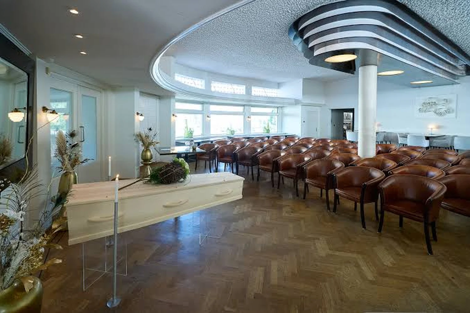 Lichte ontvangstruimte met stoelen